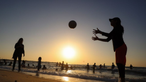 Pantai di Spanyol Ini Larang Wisatawan Menguasai Tempat, Awas Bisa Di denda , Wisatawan yang berkunjung ke pantai biasanya membawa kursi dan payung untuk duduk santai sambil menikmati pemandangan.