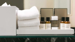 Saat menginap di hotel, toiletries atau seperangkat alat mandi menjadi fasilitas yang bisa kamu dapatkan secara gratis di dalam kamar. Ya, semua sudah tersedia di kamar mandi sehingga kamu tidak perlu repot-repot bawa alat mandi sendiri.