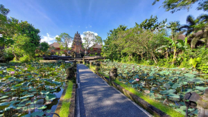 Wisata Religi di Pura Taman Saraswati Ubud Bali , Berwisata religi sekaligus rekreasi bisa kamu lakukan di Bali, terdapat Pura Taman Saraswati untuk umat Hindu beribadah.