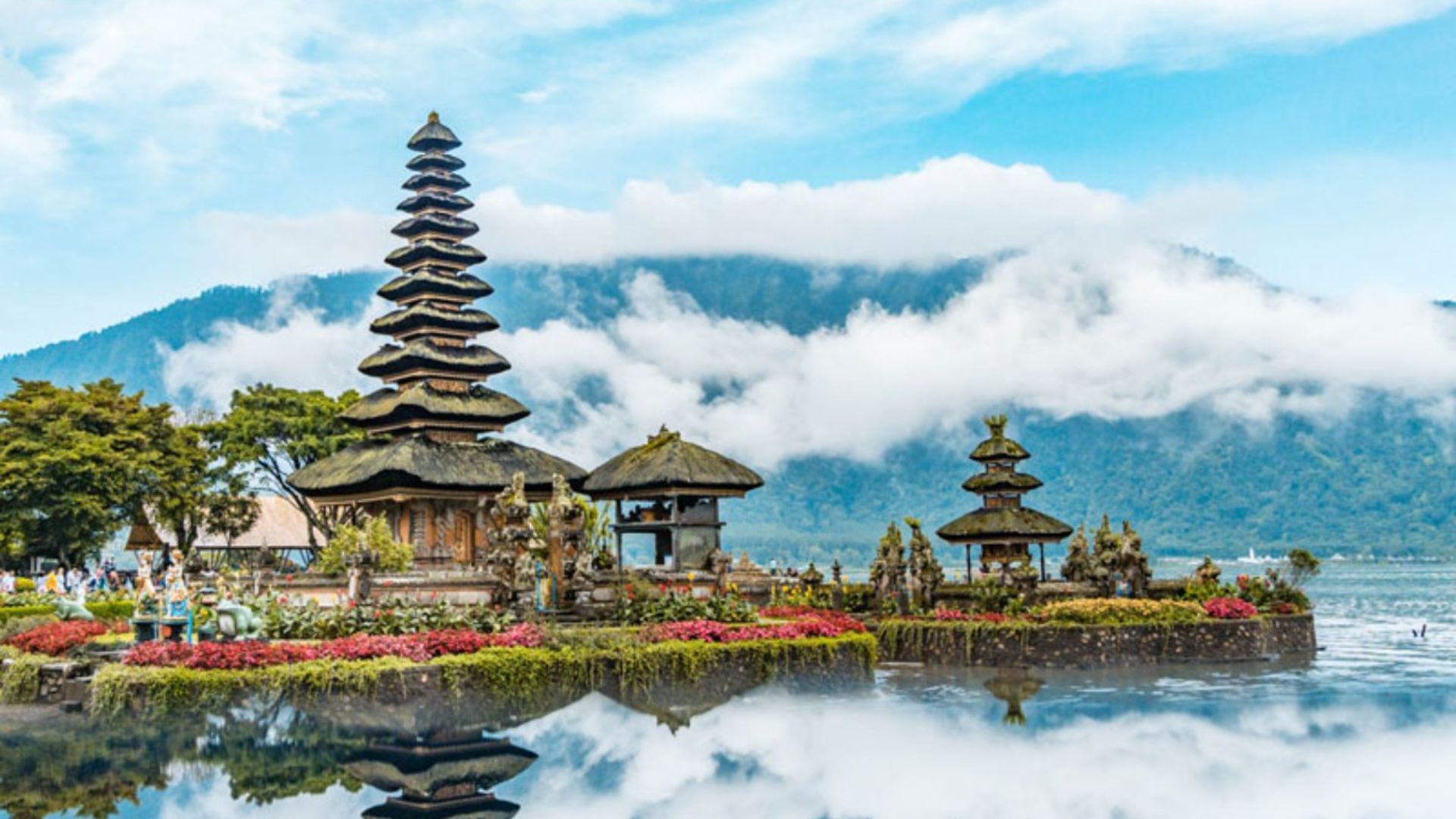 Pura Air Terbesar Bali di Tengah Danau Suci Baratan